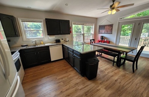 Montello House | Lake Puckaway Retreat 4BR Getaway with Hot Tub & Optional Boat Rental