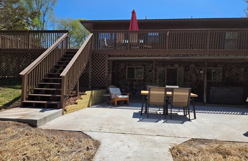 Montello House | Lake Puckaway Retreat 4BR Getaway with Hot Tub & Optional Boat Rental