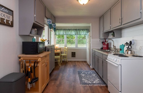 Himrod Cottage | Lake Reflections: Family Friendly Retreat!