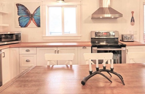 Muskoka Lakes Cottage | Lake Rosseau-3 mins from Port Carling in the Heart of Muskoka. SANDY BEACH ENTRY