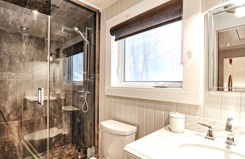 Muskoka Lakes Cottage | Lake Rosseau-3 mins from Port Carling in the Heart of Muskoka. SANDY BEACH ENTRY