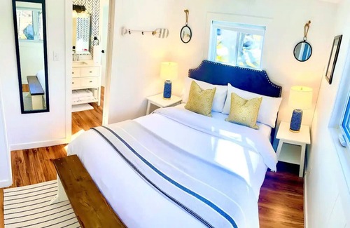 Muskoka Lakes Cottage | Lake Rosseau-3 mins from Port Carling in the Heart of Muskoka. SANDY BEACH ENTRY