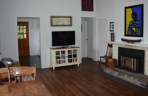 Minett Cottage | Lake Rosseau South Facing Child Friendly Cottage: Muskoka Room, Hot Tub, Beach