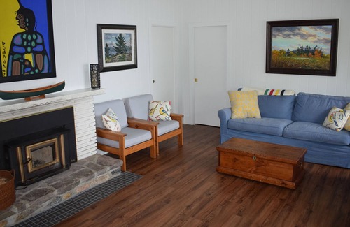 Minett Cottage | Lake Rosseau South Facing Child Friendly Cottage: Muskoka Room, Hot Tub, Beach