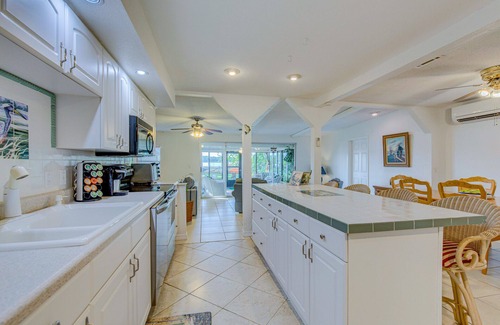 Crystal River Cottage | Lake Rouseau Waterfront, Wifi, great sunsets, fireplace & fire-pit, pet friendly
