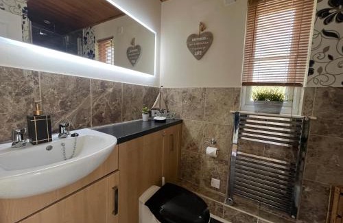 South Cerney House | Lake's End Lodge