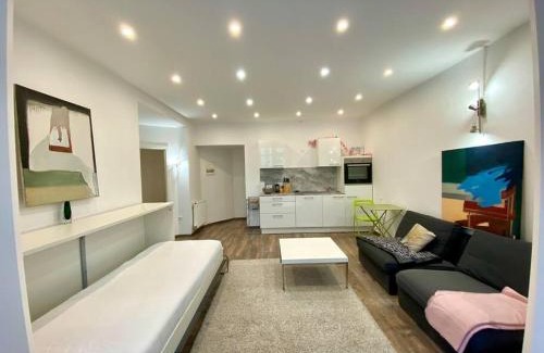Tempelhof Apartment | Lake Side Park/Historic/BER/THF
