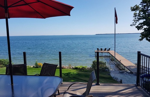 Oro Station Cottage | Lake Simcoe Very Rare Southern Exposure Timberframe Waterfront With Hot Tub