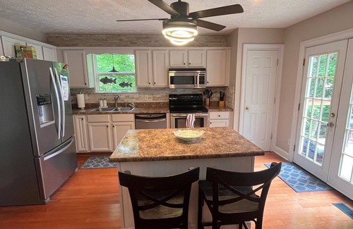 Lake Oconee House | Lake Sinclair Shore, 10 Guests, 5 beds, SMART Home!