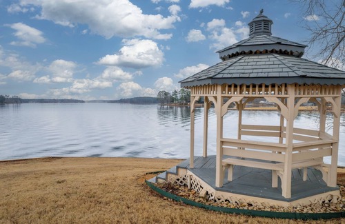 Milledgeville House | Lake Sinclair Waterfront – Peaceful 270° Peninsula