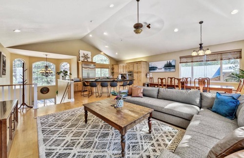 Tahoe Paradise Cabin | Lake Tahoe Base Camp: A/C, National Forest Land, Hot Tub, Pool Table, Dog Friendly