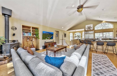 Tahoe Paradise Cabin | Lake Tahoe Base Camp: A/C, National Forest Land, Hot Tub, Pool Table, Dog Friendly