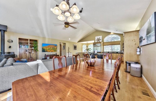 Tahoe Paradise Cabin | Lake Tahoe Base Camp: A/C, National Forest Land, Hot Tub, Pool Table, Dog Friendly