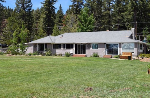 Tahoe Vista Cottage | Lake Tahoe Cottage on the Beach Available Only 7/20/24-7/27/24