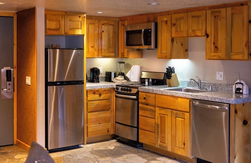 Olympic Valley Hotel | Lake Tahoe Escape | 4 Family-Friendly Rooms with Full Kitchen and Free Parking
