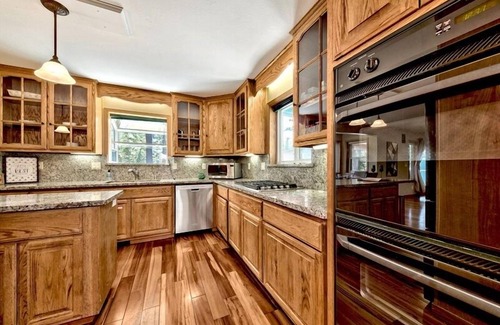 North Upper Truckee House | Lake Tahoe spacious Retreat with fun yard mv19