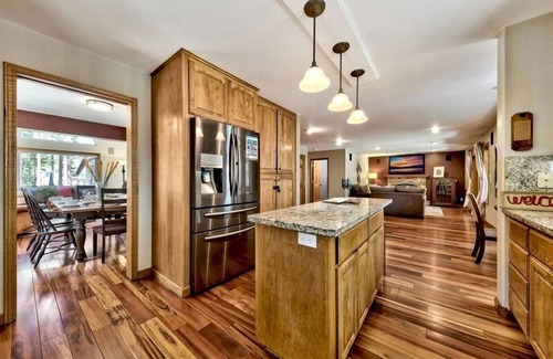 North Upper Truckee House | Lake Tahoe spacious Retreat with fun yard mv19