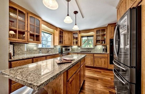 North Upper Truckee House | Lake Tahoe spacious Retreat with fun yard mv19