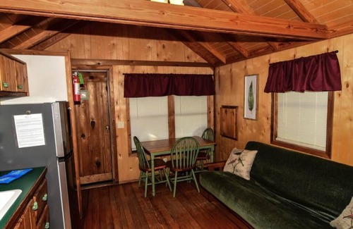Mead Cabin | Lake Texoma Cedar Cabin - The Birds Nest