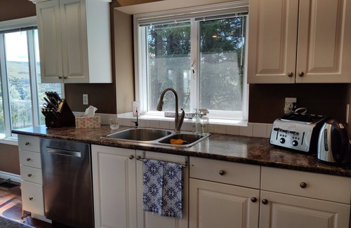 Central Okanagan House | Lake Time 🌊 2 Bed+Den, Your Home Away From Home!