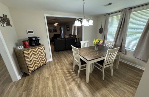 Macon House | Lake Tobo Bungalow-Charming 3-bedroom house in beautiful Macon next to the lake!
