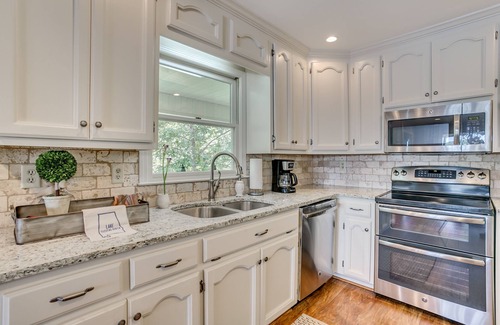Northport House | Lake Tuscaloosa Designer House with 4 King Beds! -Right on Water- 20 Min to UA!