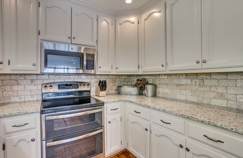 Northport House | Lake Tuscaloosa Designer House with 4 King Beds! -Right on Water- 20 Min to UA!