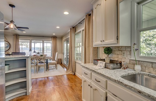 Northport House | Lake Tuscaloosa Designer House with 4 King Beds! -Right on Water- 20 Min to UA!