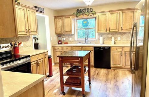 Northport House | Lake Tuscaloosa Waterfront Home-great for friends, families, and Bama parents!
