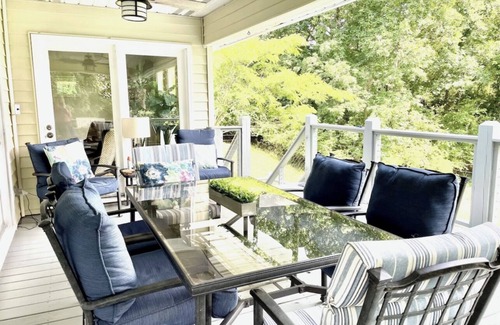 Northport House | Lake Tuscaloosa Waterfront Home-great for friends, families, and Bama parents!