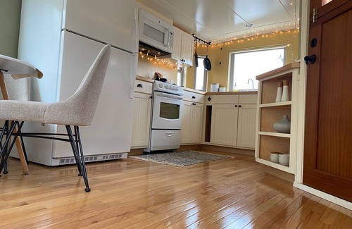 Wallingford Boat Rental | Lake Union houseboat with skyline views from all three decks. Luxury living.
