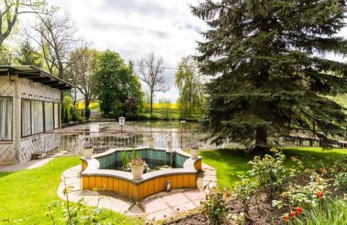 Kalkhorst Apartment | Lake-View Apartment in Klein Pravtshagen with Garden