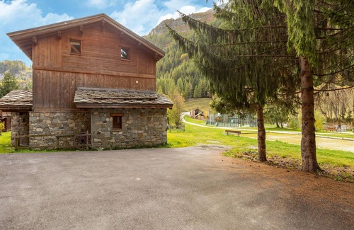 Les Brevieres Ski Chalet | Lake-view chalet in Tignes, close to ski area