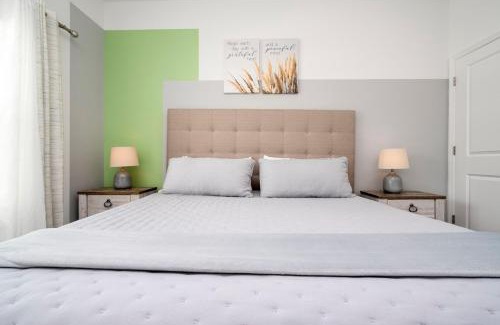 Kissimmee House | Lake View & Free Resort Access Near Disney 4399