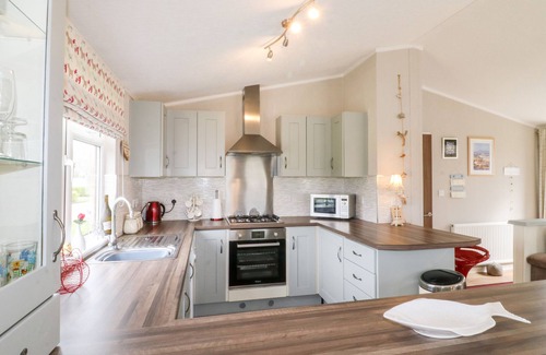Grantham Cottage | LAKE VIEW LODGE, family friendly, with a garden in Barkston