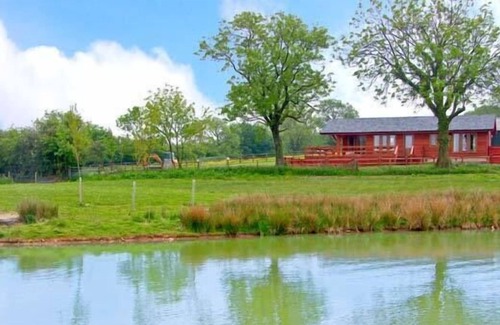Shepton Mallet Cabin | LAKE VIEW LODGE, family friendly, with a garden in Shepton Mallet
