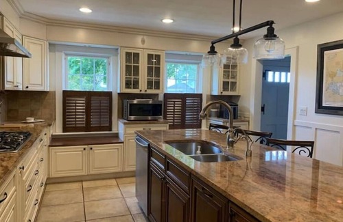 Ashtabula House | Lake View /Near Wineries/Large Group Home