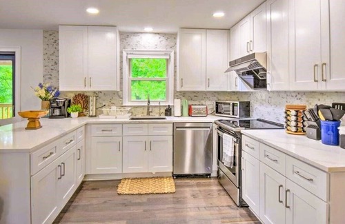 Gainesville House | Lake View, Pet-Friendly, Game Room, Fully Stocked Kitchen