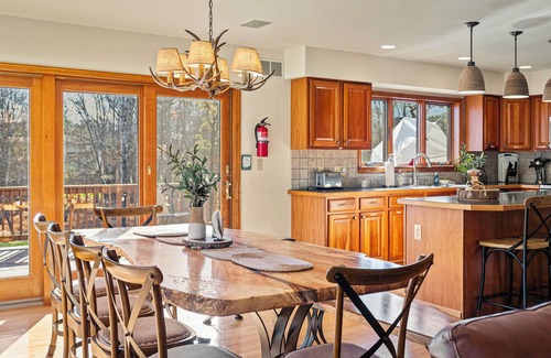 Albrightsville House | Lake View Retreat | AvantStay | Steps to the Beach, Yard, Deck Dining, Game Room