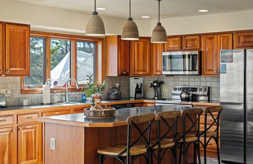 Albrightsville House | Lake View Retreat | AvantStay | Steps to the Beach, Yard, Deck Dining, Game Room