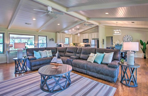 Pottsboro House | Lake View ‘Tangled at Texoma’ Home w/Hot Tub!