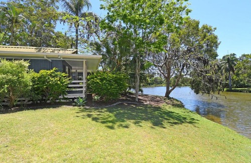 Urangan Apartment | Lake View Villa