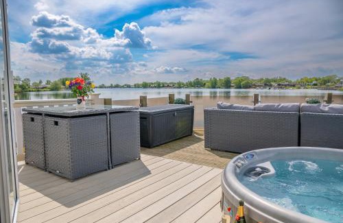 Tattershall House | Lake View with Private Hot Tub at Tattershall Lakes