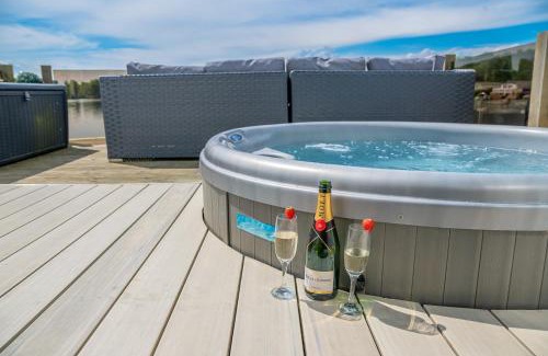 Tattershall House | Lake View with Private Hot Tub at Tattershall Lakes