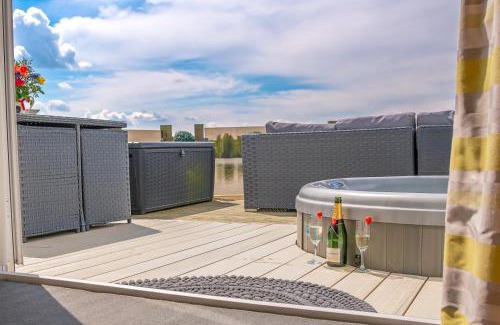 Tattershall House | Lake View with Private Hot Tub at Tattershall Lakes
