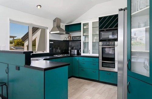 Richmond Heights House | Lake Views! 5min to Town Centre *No Service Fee*