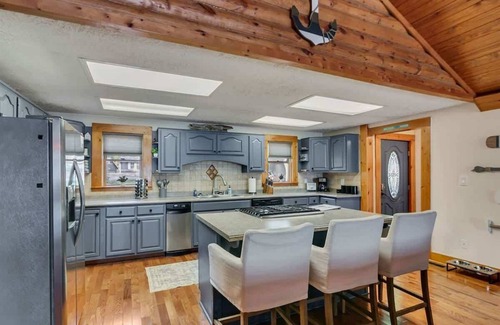 Cadiz Cabin | LAKE Views-Dock-FISH-Jacuzzi-Boat Rental service!