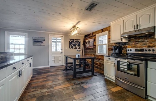 Mount Juliet House | Lake views from 2 balconies: All new furniture, kayaks, paddleboard