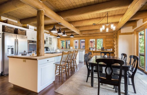 Wolfe Estates Apartment | Lake Views King Cabin w Hot Tub | Trails | Sleds