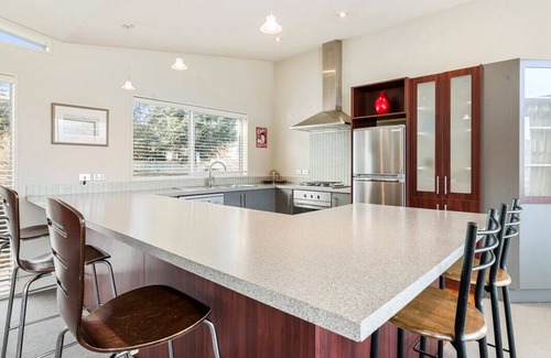 Frankton Cottage | Lake Views on Yewlett - Queenstown Holiday Home
